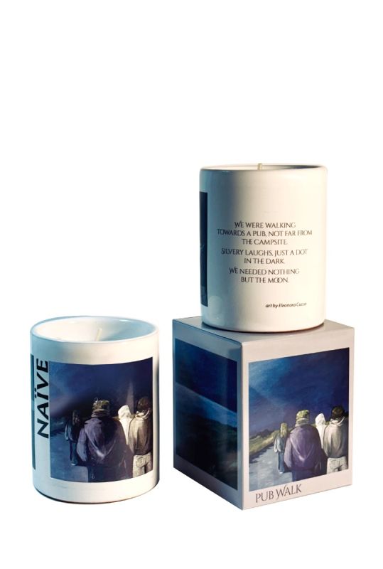 Candela Vegetale Vegana profumata in bicchiere in vaso di porcellana con decorazione artistica - Collezione Naive - Pub Walk - 44 ORE