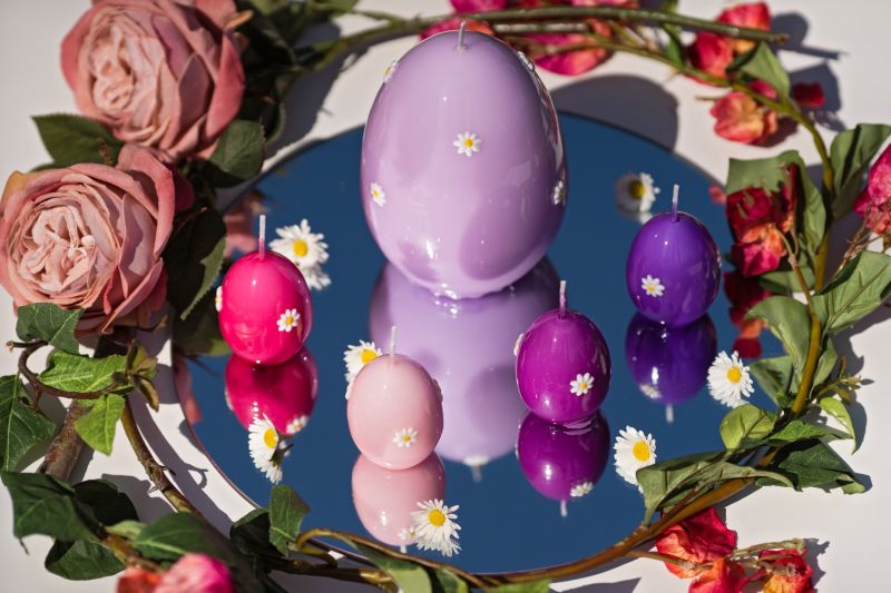 Candela a forma di Uovo con Margherite- Rosa Polvere- h 14 cm