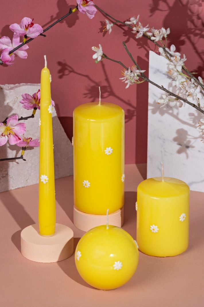 Candela sfera artigianale Ø 10 cm con margherite - Senape